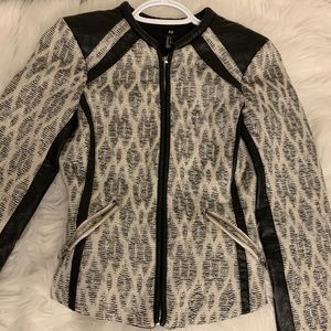 Black and white blazer in XS